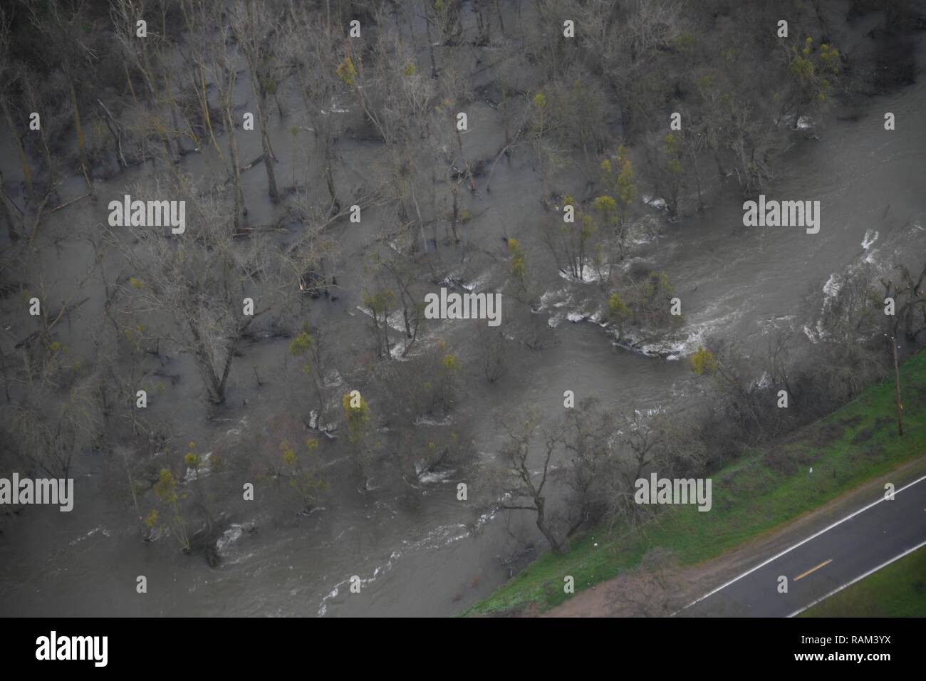 Luftaufnahme von Hochwasserschäden und Bewertung von UH-72Pilotted von Chief Warrant Officer Shaun Hollins und Chief Warrant Officer Scott Englebrick mit Video surveillence durchgeführt von Sergeant First Class Marty Ortiz. Stockfoto