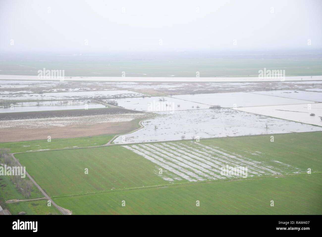 Luftaufnahme von Hochwasserschäden und Bewertung von UH-72Pilotted von Chief Warrant Officer Shaun Hollins und Chief Warrant Officer Scott Englebrick mit Video surveillence durchgeführt von Sergeant First Class Marty Ortiz. Stockfoto