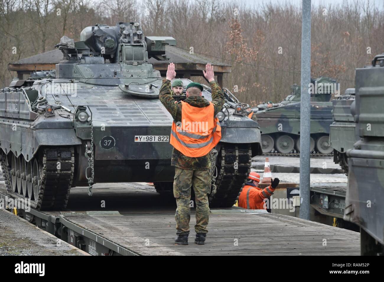 Deutsche Soldaten, die in den 122 mechanisierte Infanterie Bataillon