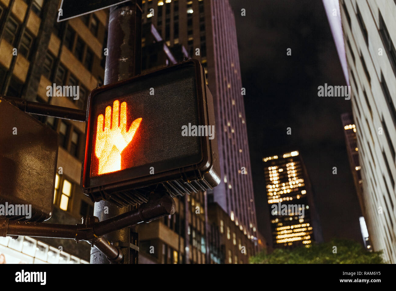 Nahaufnahme Blick auf New York Ampel und Wolkenkratzer, USA Stockfoto