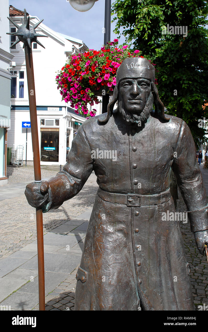 Bronze Wikinger Statue in einer Einkaufsstraße in der Altstadt von Stavanger, Norwegen Stockfoto