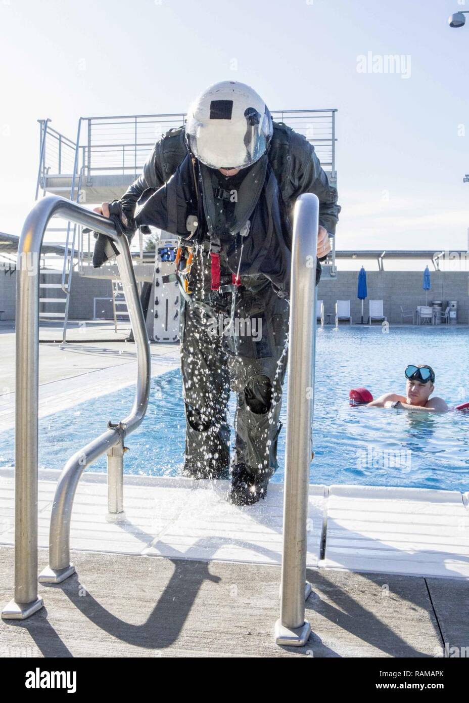 SAN DIEGO (Feb. 9, 2017) - Gary Sinise, ein US-amerikanischer Schauspieler, Regisseur und Musiker, der Fürsprecher für das Militär, verlässt den Pool nach Unterwasser egress Ausbildung bei Aviation Survival Training Center Miramar, Calif. Die Ausbildung war Teil einer größeren Besuch der Marine Corps Air Station Miramar. Stockfoto