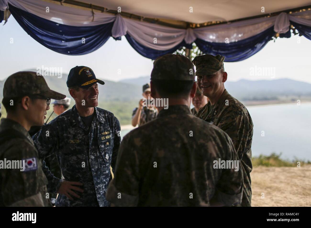 Us Marine Corps Generalmajor Russell A. Sanborn, Kommandierender General, 1 Marine Flugzeugflügel, spricht mit der Republik Korea hinten Adm. Jong-San Kim und U.S. Navy hinten Adm. Marc H. Dalton, Commander mit Expeditionary Strike Group 7, während eine amphibische Fähigkeiten Demonstration zum Hat Yao, in der Provinz Rayong, Thailand, während der übung Cobra Gold, Feb 17, 2017. Cobra Gold ist eine multinationale Übung entwickelt Sicherheit und Interoperabilität zwischen dem Königreich Thailand zu stärken. Stockfoto