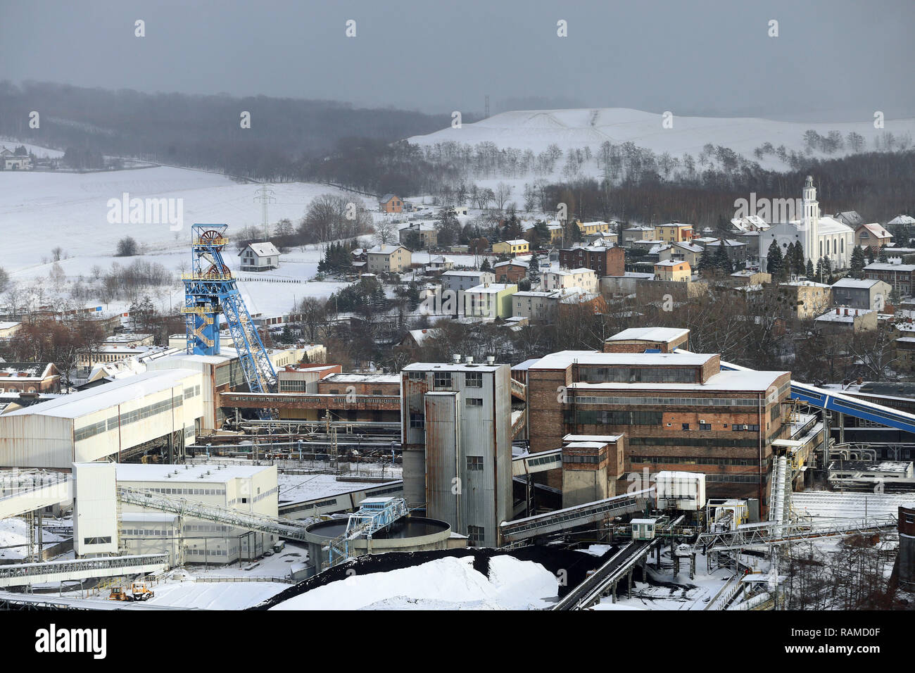 Boleslaw Smialy Coal Mine und ein Fragment der Schlesischen Stadt Laziska Górne im Hintergrund Am 3. Januar 2019. Foto CTK/Grzegorz Klatka Stockfoto