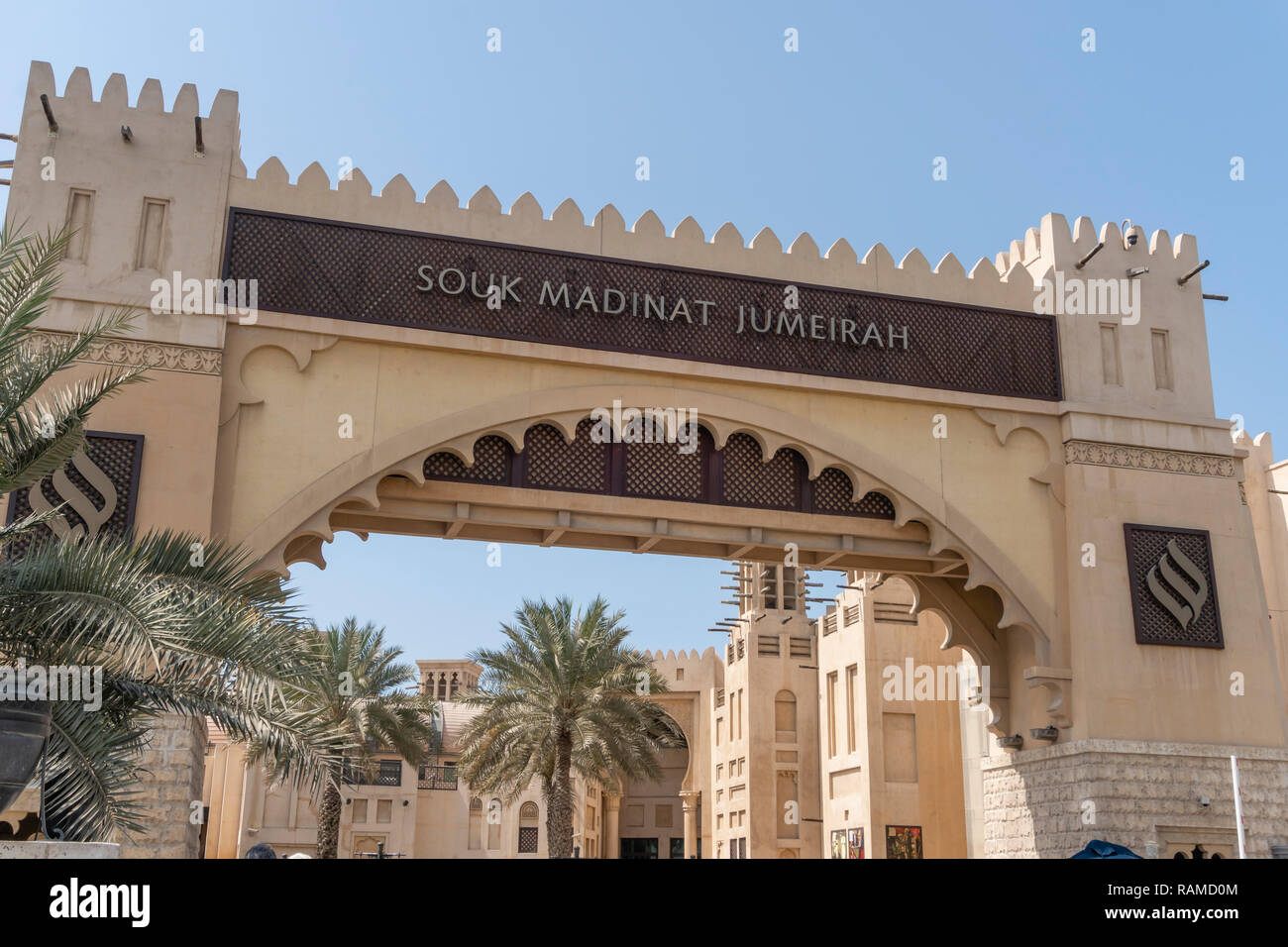 Dubai, VAE - Oktober 15, 2018: Blick auf den Eingang der Souk Madinat Jumeirah in Dubai. Es ist ein Einkaufszentrum mit traditionellen orientalischen Stil. Stockfoto