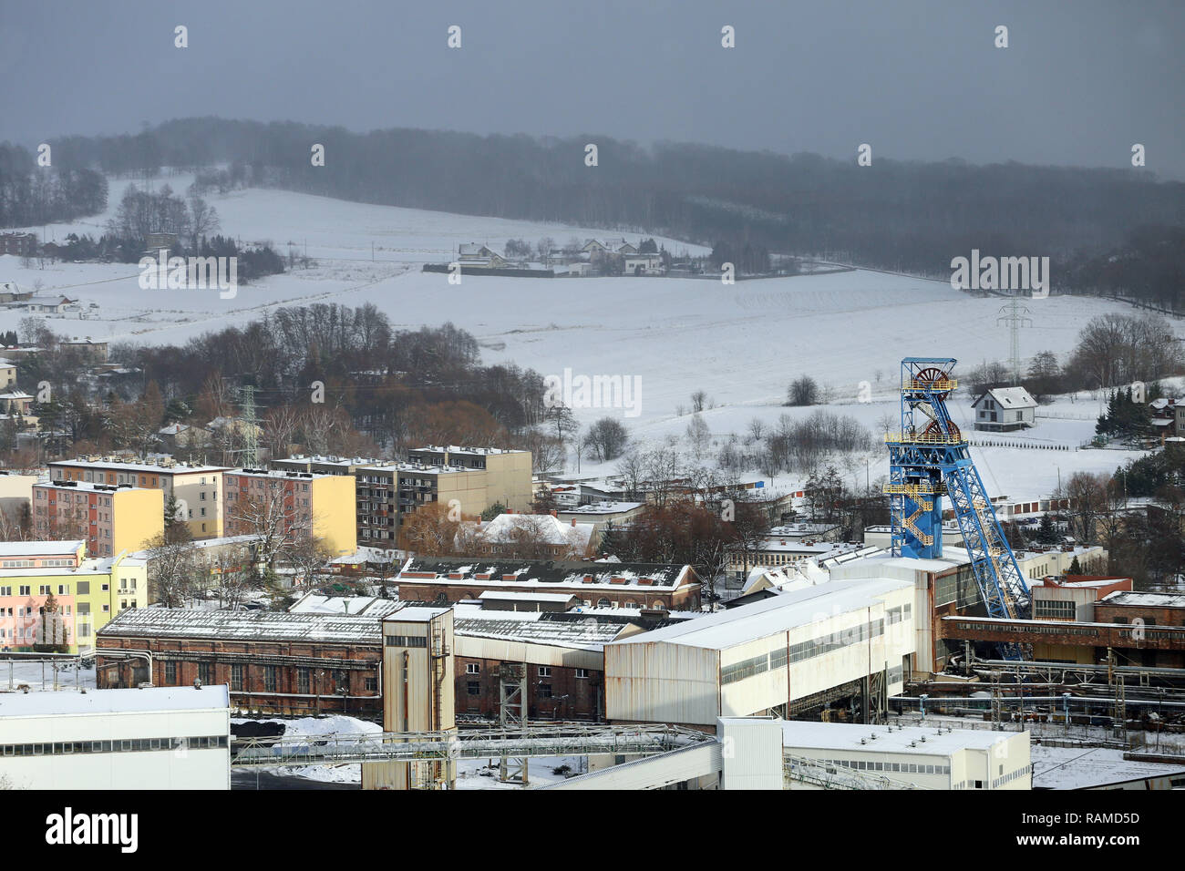 Boleslaw Smialy Coal Mine und ein Fragment der Schlesischen Stadt Laziska Górne im Hintergrund Am 3. Januar 2019. Foto CTK/Grzegorz Klatka Stockfoto