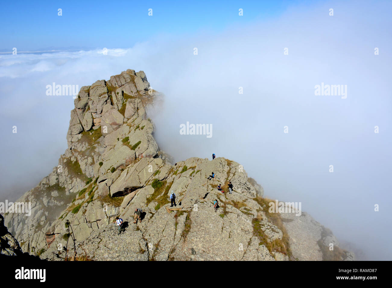 Wanderer in den Bergen. Foggy Rock Mountain. Armenien Stockfoto