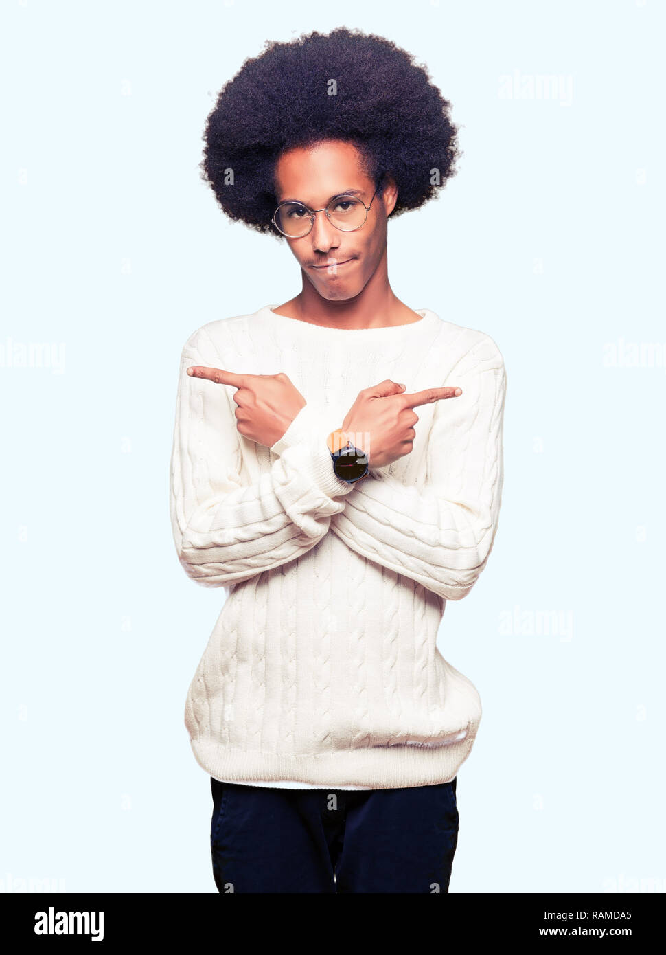 Junge afrikanische amerikanische Mann mit afro Haar Brille trägt, die ...