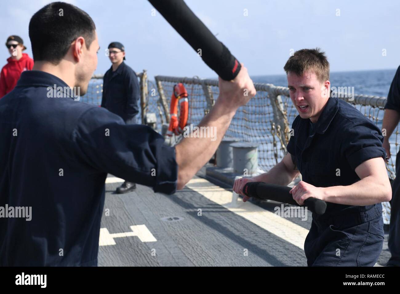 - Mittelmeer (Feb. 16, 2017) Sonar Techniker (Oberfläche) 3. Klasse Jesse Baird Bausteine einen Baton Streik während einer Sicherheit Eingreiftruppe - bravo Kurs an Bord der geführte Anti-raketen-Zerstörer USS Porter (DDG78), Februar 16, 2017. Porter, Vorwärts - Rota, Spanien bereitgestellt werden, ist die Durchführung von naval Operations in den USA 6 Flotte Bereich der Maßnahmen zur Unterstützung der US-amerikanischen nationalen Sicherheitsinteressen in Europa. Stockfoto