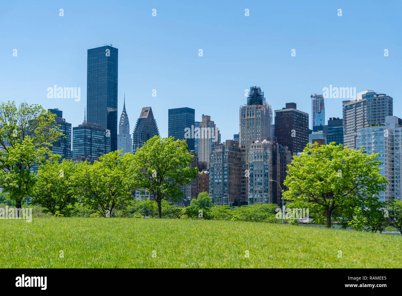 Park und die Skyline von Midtown Manhattan in New York City Stockfoto