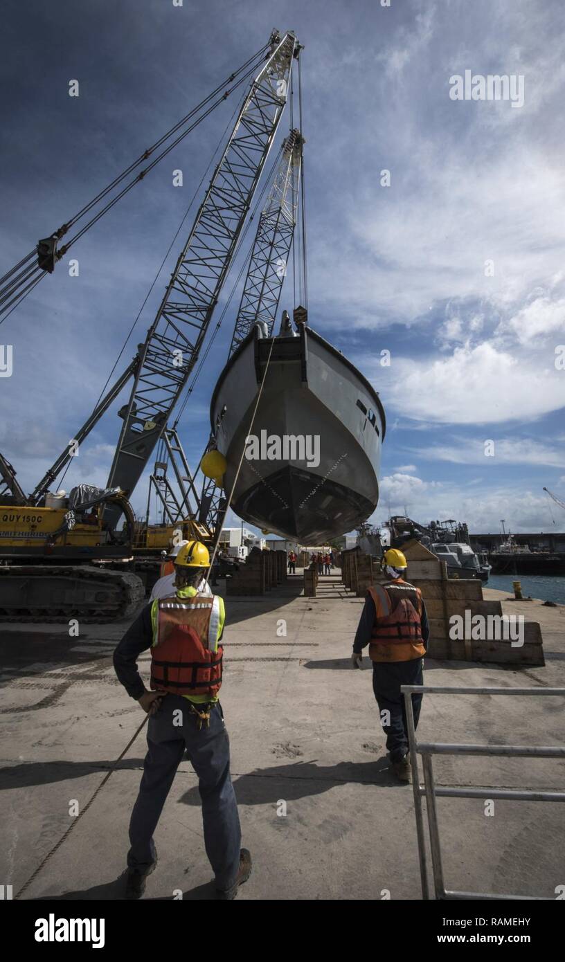 Us-Marine Contractors und Küsten Riverine Gruppe 1 Loslösung Guam (CRG-1 Det Guam) laden zwei MK VI Patrouillenboote in das Wasser nach einer gewissen Zeit der routinemäßigen Wartung, Jan. 20, 2017. CRG-1 Det Guam ist zum Kommandanten, Task Force 75 (CTF 75) beim Betrieb in den Commander, U.S. 7 Flotte der Geschäftsbereich zugeordnet. CTF75 ist das primäre Expeditionary task force verantwortlich für die Planung und Ausführung der Küstengebiete Riverine operations, Beseitigung von Explosivstoffen, tauchen Engineering und Bau und Unterwasser Bau in den US 7 Flotte Bereich der Operationen. Stockfoto