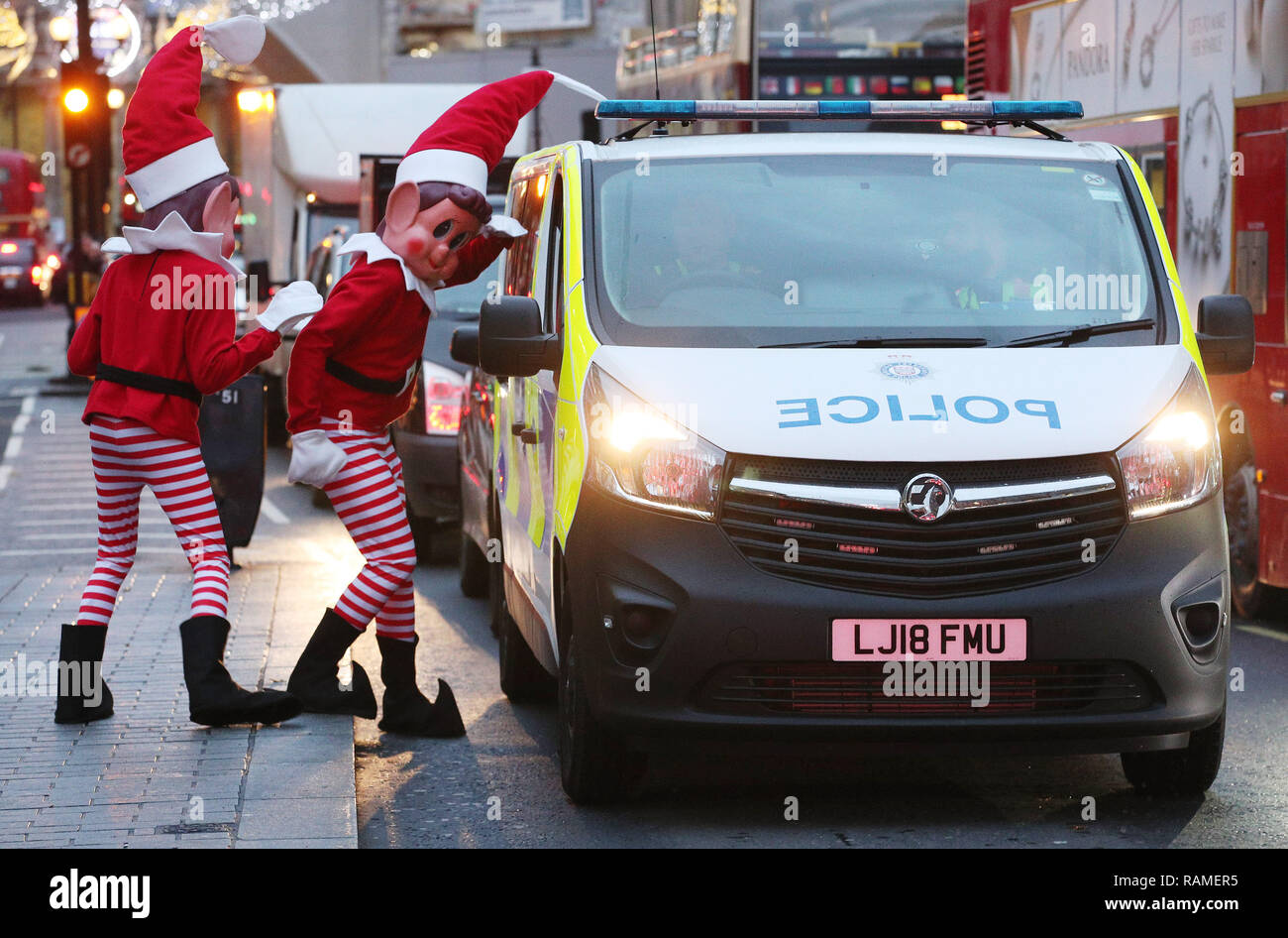 Elfie und des Elvie aus UK Spielzeug Marke Elfen Behavin' schlecht Ursache  Unfug um Oxford Street London in der Vorweihnachtszeit. Datum: Dienstag,  Dezember 4, 2018. Die festliche Puppe, die in 2017 gestartet