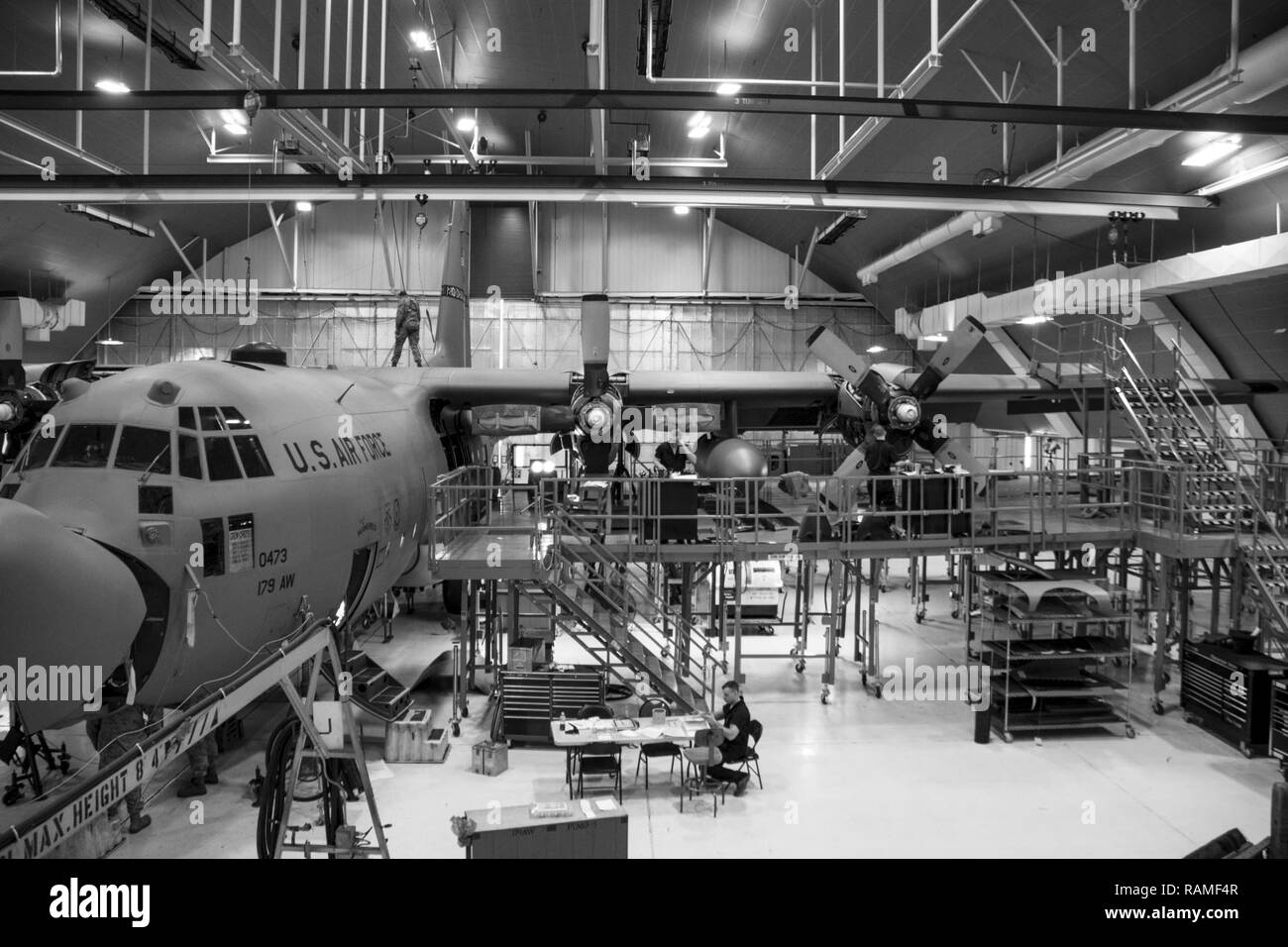179Th Airlift Wing Wartung Mitglieder durch eine Zeitungleiche Inspektion einer C-130H Hercules 14.02.2017, an der 179th Airlift Wing, Mansfield, Ohio. Die 179Th Airlift Wing ist immer auf der Mission, die erste Wahl zu sein, Gemeinschaft, Bund und Missionen mit einem zuverlässigen Team von hoch qualifizierten Piloten zu reagieren. Stockfoto