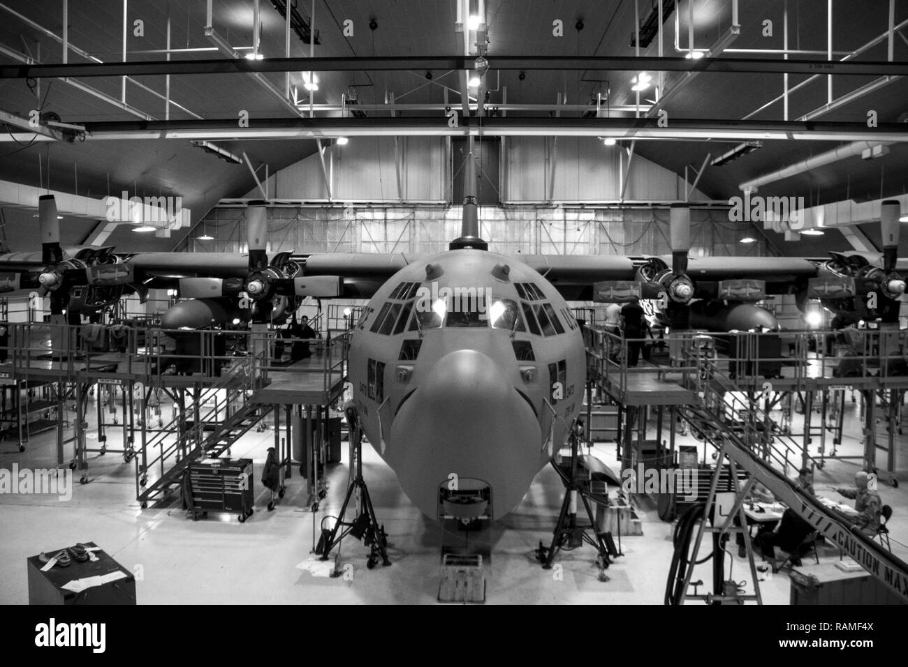 179Th Airlift Wing Wartung Mitglieder durch eine Zeitungleiche Inspektion einer C-130H Hercules 14.02.2017, an der 179th Airlift Wing, Mansfield, Ohio. Die 179Th Airlift Wing ist immer auf der Mission, die erste Wahl zu sein, Gemeinschaft, Bund und Missionen mit einem zuverlässigen Team von hoch qualifizierten Piloten zu reagieren. Stockfoto