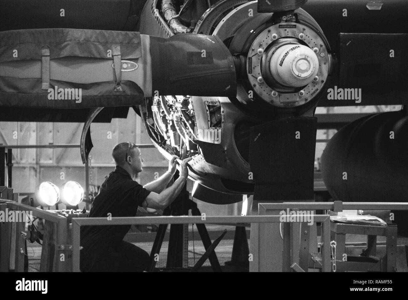 179Th Airlift Wing Wartung Mitglieder durch eine Zeitungleiche Inspektion einer C-130H Hercules 14.02.2017, an der 179th Airlift Wing, Mansfield, Ohio. Die 179Th Airlift Wing ist immer auf der Mission, die erste Wahl zu sein, Gemeinschaft, Bund und Missionen mit einem zuverlässigen Team von hoch qualifizierten Piloten zu reagieren. Stockfoto