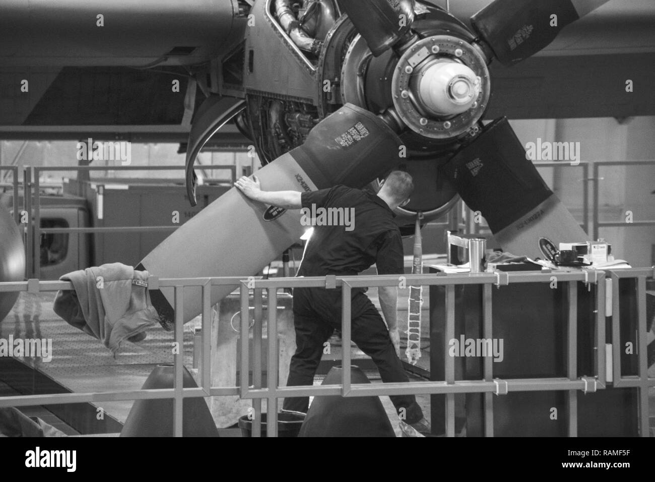 179Th Airlift Wing Wartung Mitglieder durch eine Zeitungleiche Inspektion einer C-130H Hercules 14.02.2017, an der 179th Airlift Wing, Mansfield, Ohio. Die 179Th Airlift Wing ist immer auf der Mission, die erste Wahl zu sein, Gemeinschaft, Bund und Missionen mit einem zuverlässigen Team von hoch qualifizierten Piloten zu reagieren. Stockfoto