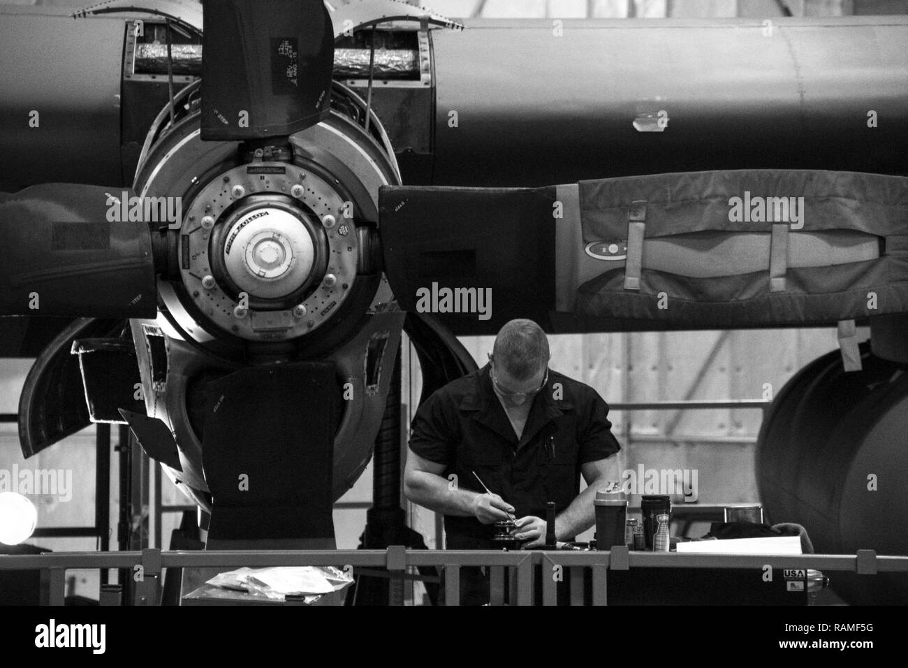 179Th Airlift Wing Wartung Mitglieder durch eine Zeitungleiche Inspektion einer C-130H Hercules 14.02.2017, an der 179th Airlift Wing, Mansfield, Ohio. Die 179Th Airlift Wing ist immer auf der Mission, die erste Wahl zu sein, Gemeinschaft, Bund und Missionen mit einem zuverlässigen Team von hoch qualifizierten Piloten zu reagieren. Stockfoto