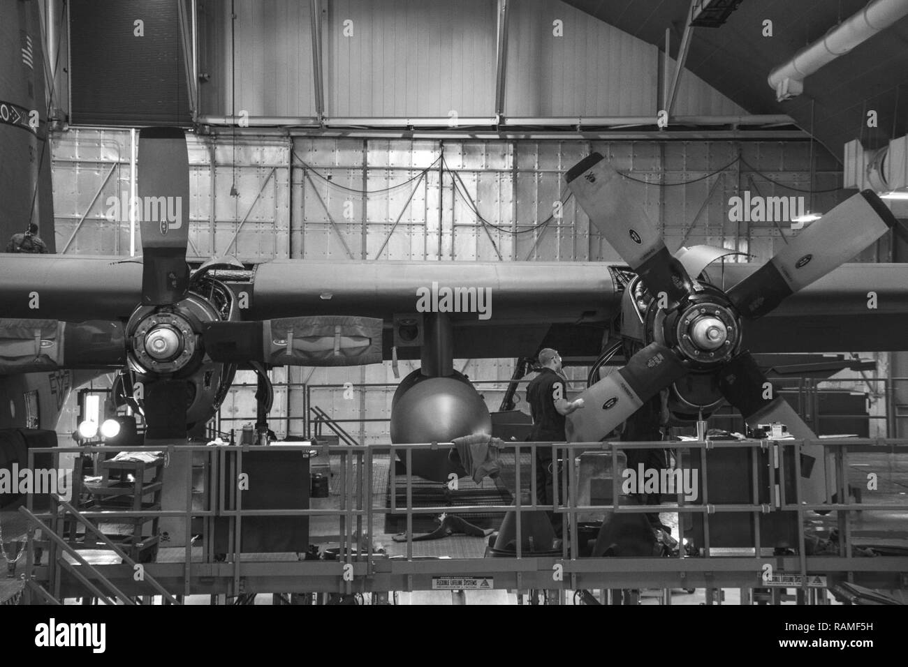 179Th Airlift Wing Wartung Mitglieder durch eine Zeitungleiche Inspektion einer C-130H Hercules 14.02.2017, an der 179th Airlift Wing, Mansfield, Ohio. Die 179Th Airlift Wing ist immer auf der Mission, die erste Wahl zu sein, Gemeinschaft, Bund und Missionen mit einem zuverlässigen Team von hoch qualifizierten Piloten zu reagieren. Stockfoto