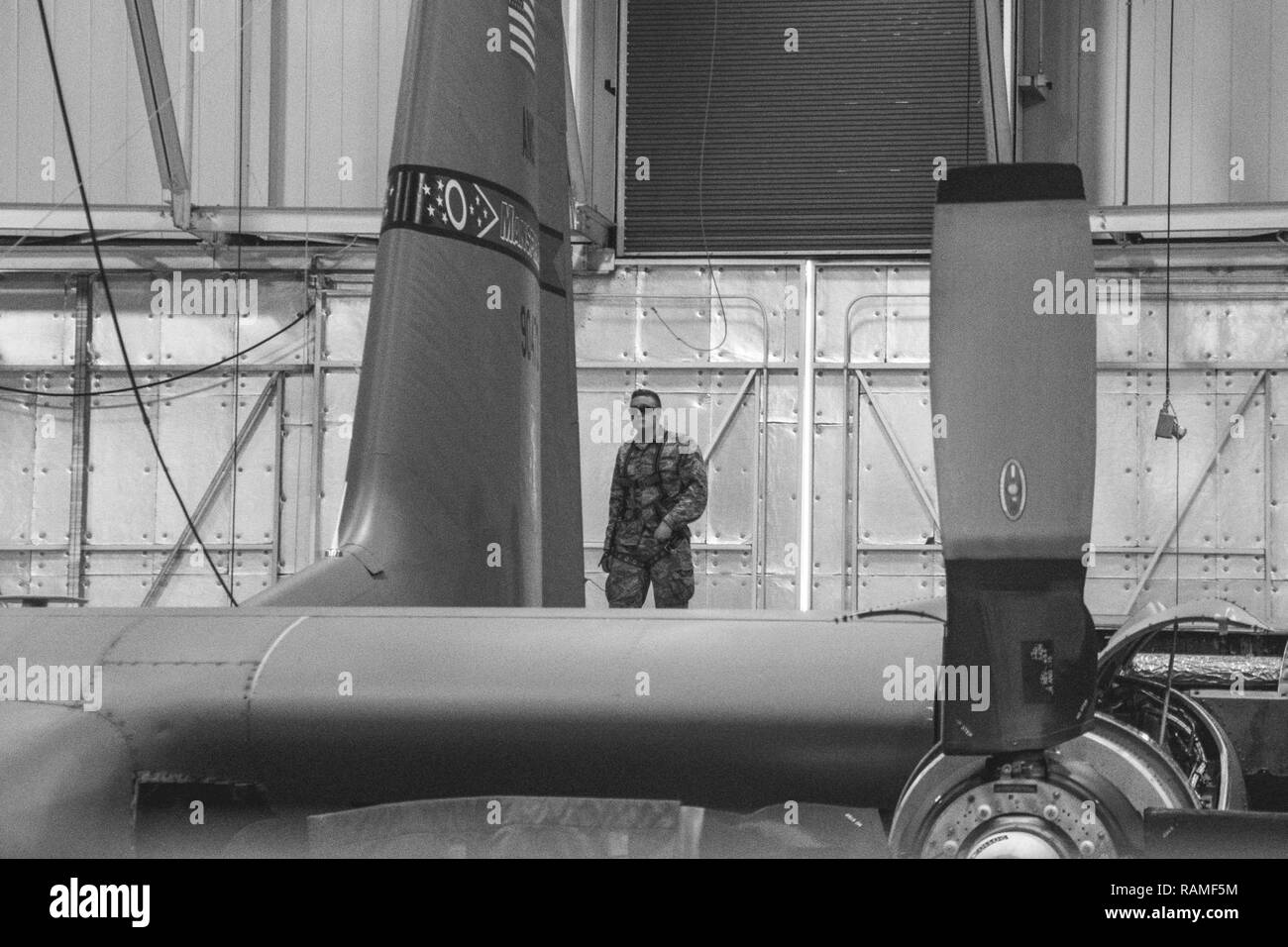 179Th Airlift Wing Wartung Mitglieder durch eine Zeitungleiche Inspektion einer C-130H Hercules 14.02.2017, an der 179th Airlift Wing, Mansfield, Ohio. Die 179Th Airlift Wing ist immer auf der Mission, die erste Wahl zu sein, Gemeinschaft, Bund und Missionen mit einem zuverlässigen Team von hoch qualifizierten Piloten zu reagieren. Stockfoto