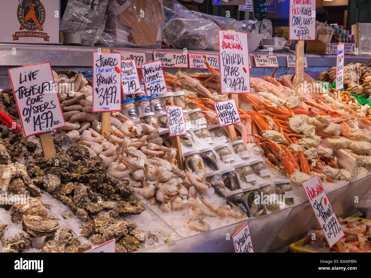 Frische Meeresfrüchte auf der Anzeige für den Verkauf am Pike Place Market in Seattle, Washington, United States. Stockfoto