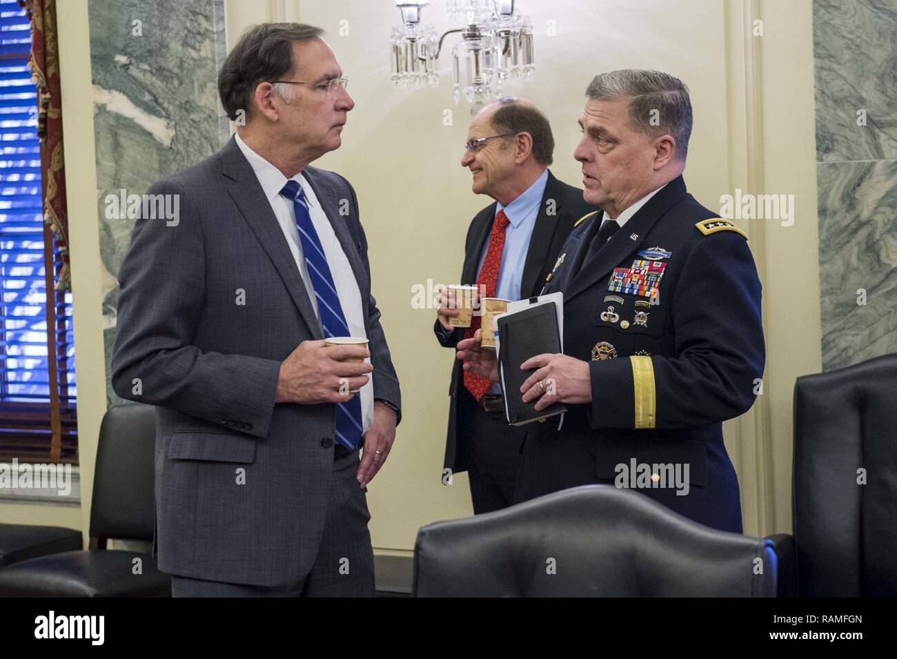 Us-Generalstabschef Gen. Mark A. Milley, Links, spricht mit den Senatoren John boozman nach einem Senat, Armee Roundtable Caucus Frühstück auf dem Capitol Hill, Washington D.C., 14.02.2017. Stockfoto