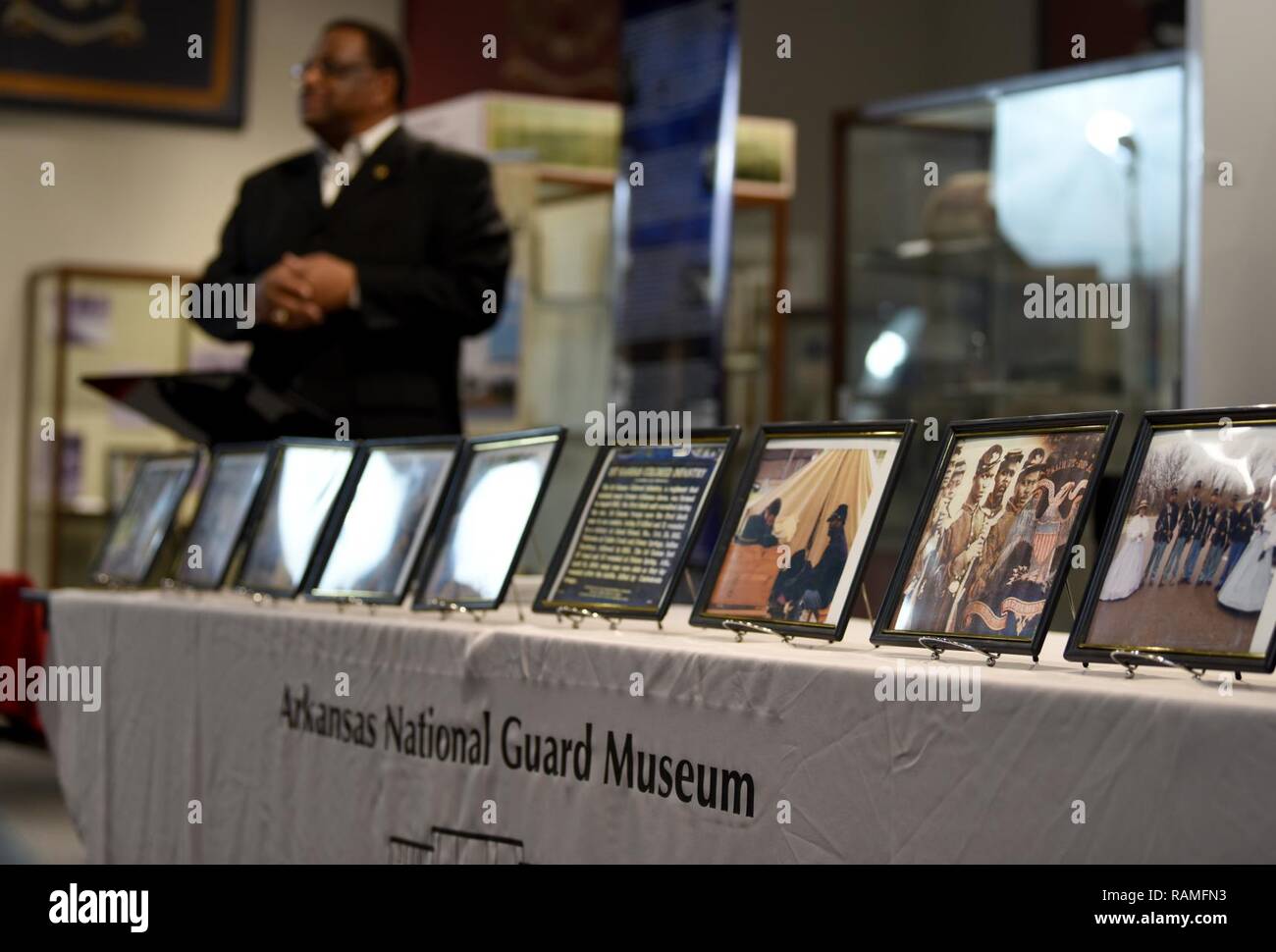 Bischof von Chester L. Thompson, Senior Pastor der Zion Hill Baptist Church in Camden, Arche, liefert eine Präsentation über die historische Bürgerkrieg Schlacht von Gift Frühling an der monatlichen Geschichte roundtable an der Arkansas National Guard Museum in North Little Rock, Arche, Feb 22, 2017 statt. Stockfoto