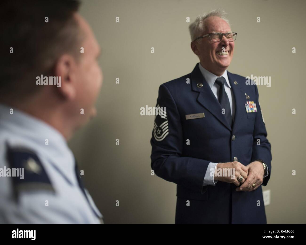 Chief Master Sgt. Tom Kimball lacht an einen Scherz gemacht habe mit seinem guten Freund und Ruhestand Offizielle, Brig. Gen. Samuel Mahoney. Kimball zog sich von der Air Force Minuten später während einer feierlichen Zeremonie im Buckley Air Force Base, Co., Jan. 17, 2017. Stockfoto