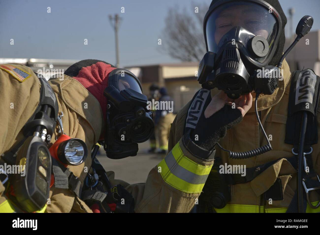 Zwei Feuerwehrleute mit den 374 Bauingenieur Squadron führen Sie eine Prüfung der Ausrüstung vor dem Abschluss eines Schulungsszenarios an Yokota Air Base, Japan, Jan. 16, 2017. Die Ausbildung der Feuerwehrleute Erfahrungen zu sammeln und den Zusammenhalt als bessere Mannschaft für mögliche Szenarien zu Arbeiten aufbauen. Stockfoto