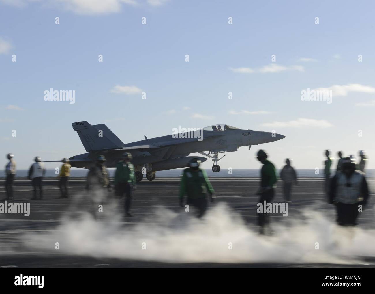 Pazifik (Feb. 19, 2017) Eine F/A-18E Super Hornet zugeordnet zu den 'Fliegenden Adler" von Strike Fighter Squadron (VFA) 122 führt eine Touch-und-Landung gehen Sie an Bord der Flugzeugträger USS Nimitz (CVN 68). Das Schiff ist im Gange, die Flotte Austausch squadron carrier Qualifikationen. Stockfoto