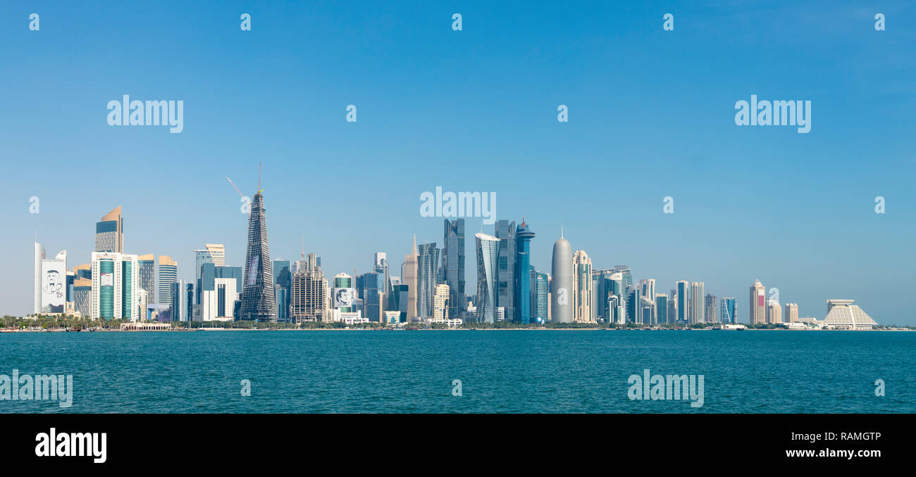 Tagsüber auf die Skyline von West Bay Business District von der Corniche in Doha, Katar Stockfoto