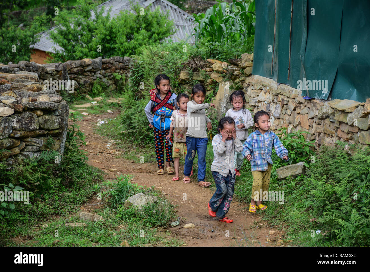 Sa Pa, Vietnam - 31. Mai 2016. Kinder im Dorf in Sa Pa, Vietnam spielen. Sa Pa ist ein Bergdorf in Lao Cai, nordwestlichen Vietnam. Stockfoto