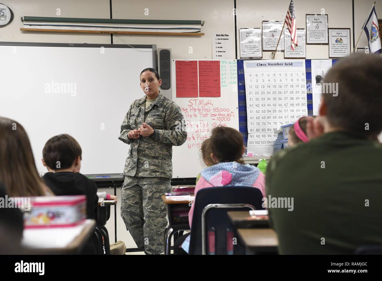 Tech. Sgt. Jessica Mullins, zu 130 Airlift Wing's Force Support Squadron zugeordnet, spricht mit Studenten während eines Besuchs zu kneifen Grundschule am 13.02.22, 2017 in Elkview, W. Virginia. Flieger und Soldaten von der West Virginia National Guard zusammengeschlossen, um ihre Einbeziehung in Such- und Rettungseinsätzen zur Unterstützung der Operation Sommerregen zu diskutieren, eine Flut, die weitverbreitete Schäden in 44 der 55 Provinzen des Staates verursacht. Stockfoto