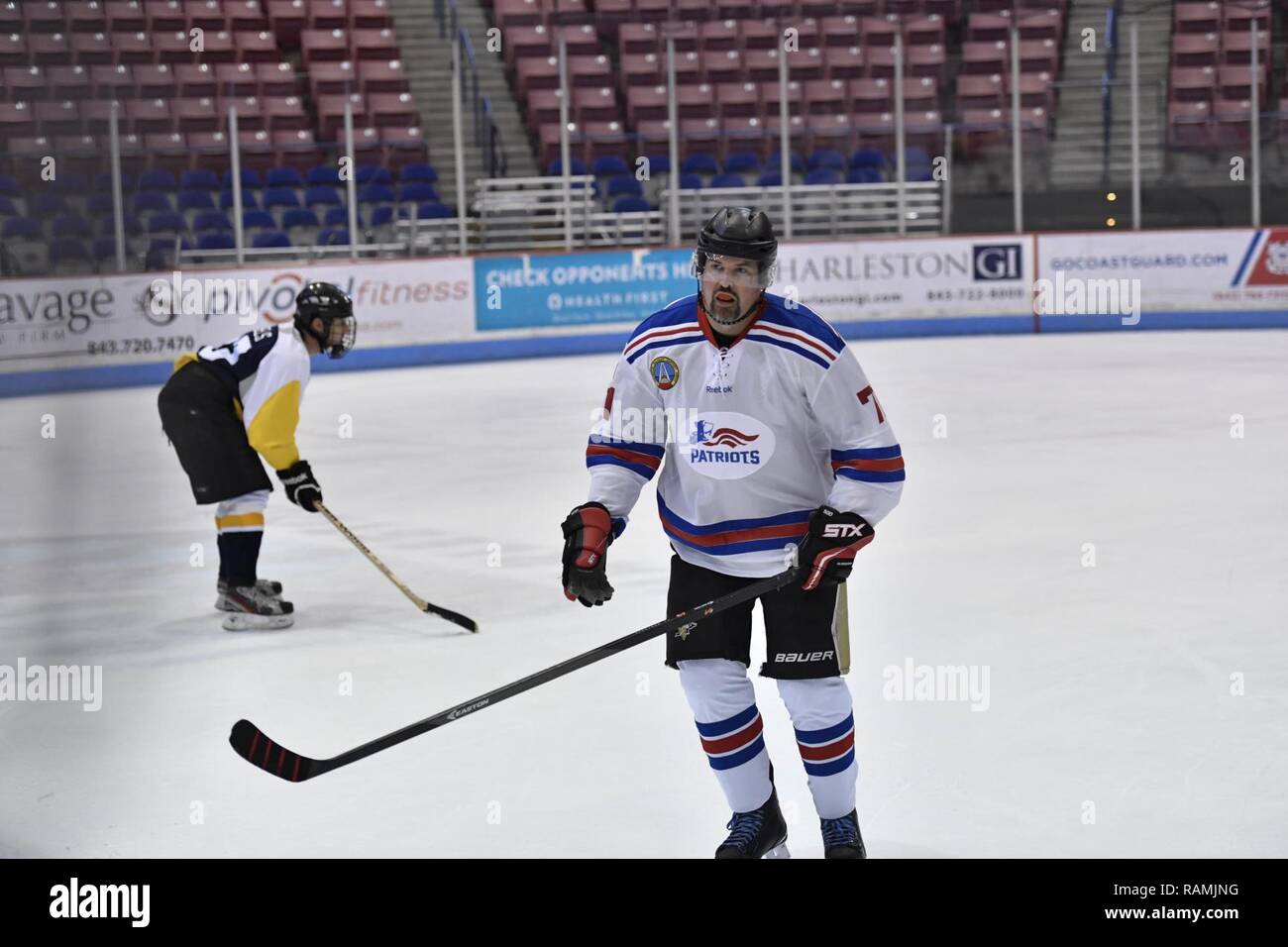 Mitglieder der Charleston Patrioten und die Charleston Enforcer spielen Hockey während der 3. jährlichen Matuskovic Charity Eishockey Spiel am North Charleston Coliseum & Performing Arts Center, Februar 18, 2017. Das Spiel wird in Erinnerung an Joe Matuskovic, Charleston County Sherriff stellvertretender gespielt, und andere Service Mitglieder und Ersthelfer, die in der Linie der Aufgabe getötet. Mitglieder der Charleston Patrioten sind von der gemeinsamen Basis Charleston, während Mitglieder der Charleston Enforcer aus dem Amt die Charleston County Sheriff's und Feuerwehr sind. Die Charleston Enforcers gewann das Spiel mit einem Endstand von 1 Stockfoto