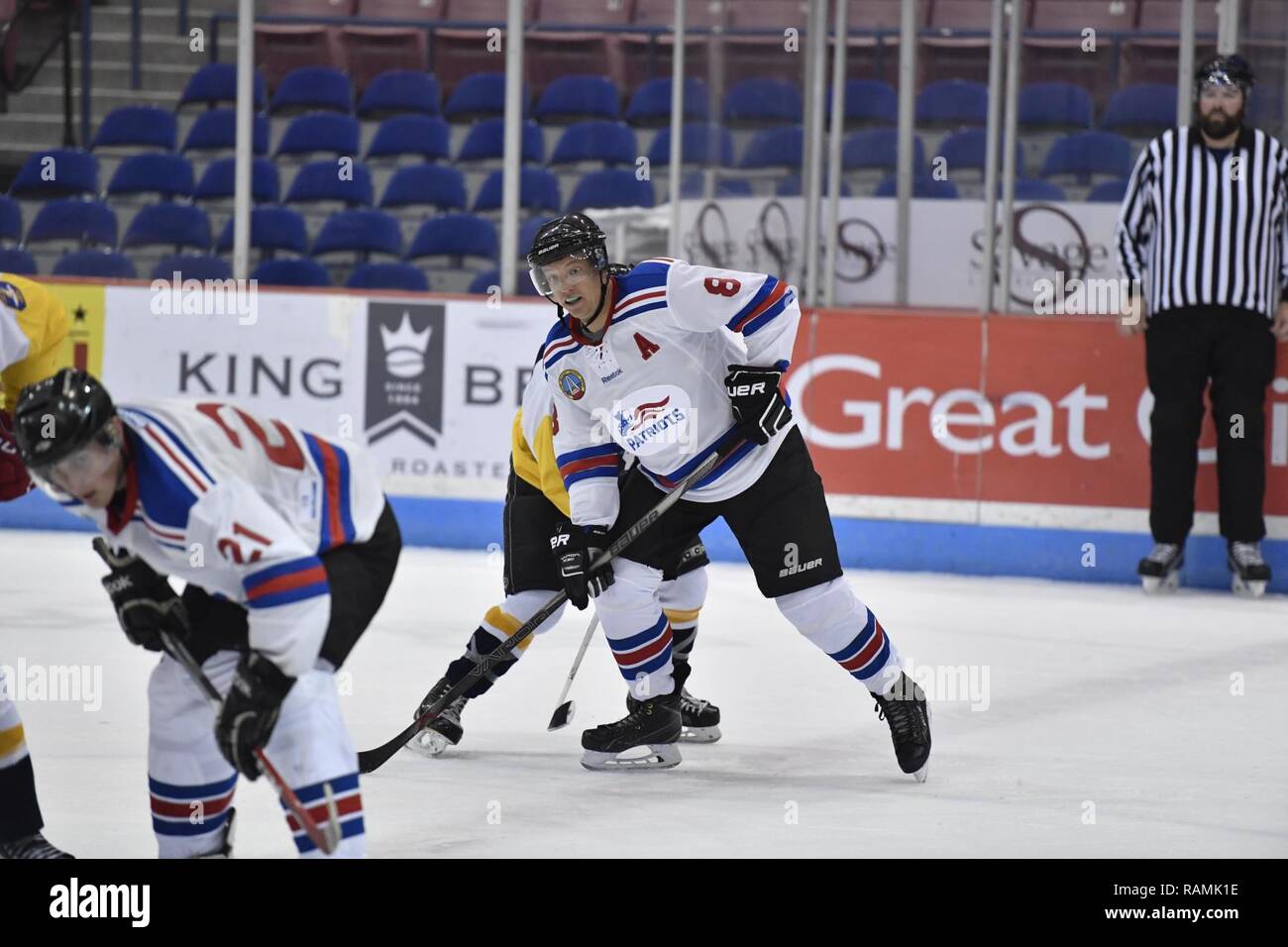 Mitglieder der Charleston Patrioten und die Charleston Enforcer spielen Hockey während der 3. jährlichen Matuskovic Charity Eishockey Spiel am North Charleston Coliseum & Performing Arts Center, Februar 18, 2017. Das Spiel wird in Erinnerung an Joe Matuskovic, Charleston County Sherriff stellvertretender gespielt, und andere Service Mitglieder und Ersthelfer, die in der Linie der Aufgabe getötet. Mitglieder der Charleston Patrioten sind von der gemeinsamen Basis Charleston, während Mitglieder der Charleston Enforcer aus dem Amt die Charleston County Sheriff's und Feuerwehr sind. Die Charleston Enforcers gewann das Spiel mit einem Endstand von 1 Stockfoto