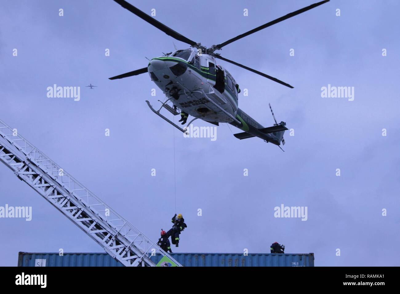 Feuerwehrmänner mit dem Miami-Dade Fire Rescue Department Antwort auf ein Szenario auf einer gemeinsamen Gefahr material Übung im Hafen von Miami, Feb 18, 2017. Die Abwehr chemischer, biologischer, radiologischer und nuklearer Response Force Übung bewirtet durch MDFR und die miami-dade Port Authority der U.S. Army Reserve 329 Unternehmen der Chemischen Industrie umfasste von Orlando, Fla., 469Th der Armee finden im Krankenwagen, von Wichita, Kan., und der Zivilgesellschaft des Florida National Guard Support Team. Stockfoto
