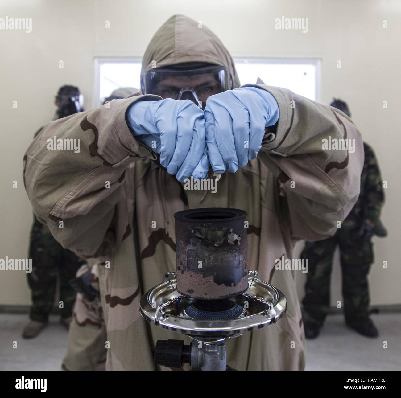 Us Marine Corps Lance Cpl. Andy King, eine chemische biologische, radiologische nukleare Sekretärin Marine Flugzeuge Gruppe 12, verzichtet chlorobenzylidene malononitrile während einer Schulungsveranstaltung auf der Marine Corps Air Station, Iwakuni, Feb 23, 2017 durchgeführt. Die Ausbildung stellt sicher, dass jeder Marine versteht die Risiken mit einem giftigen Umwelt und macht Sie mit der M50 Feld Schutzmaske. Stockfoto