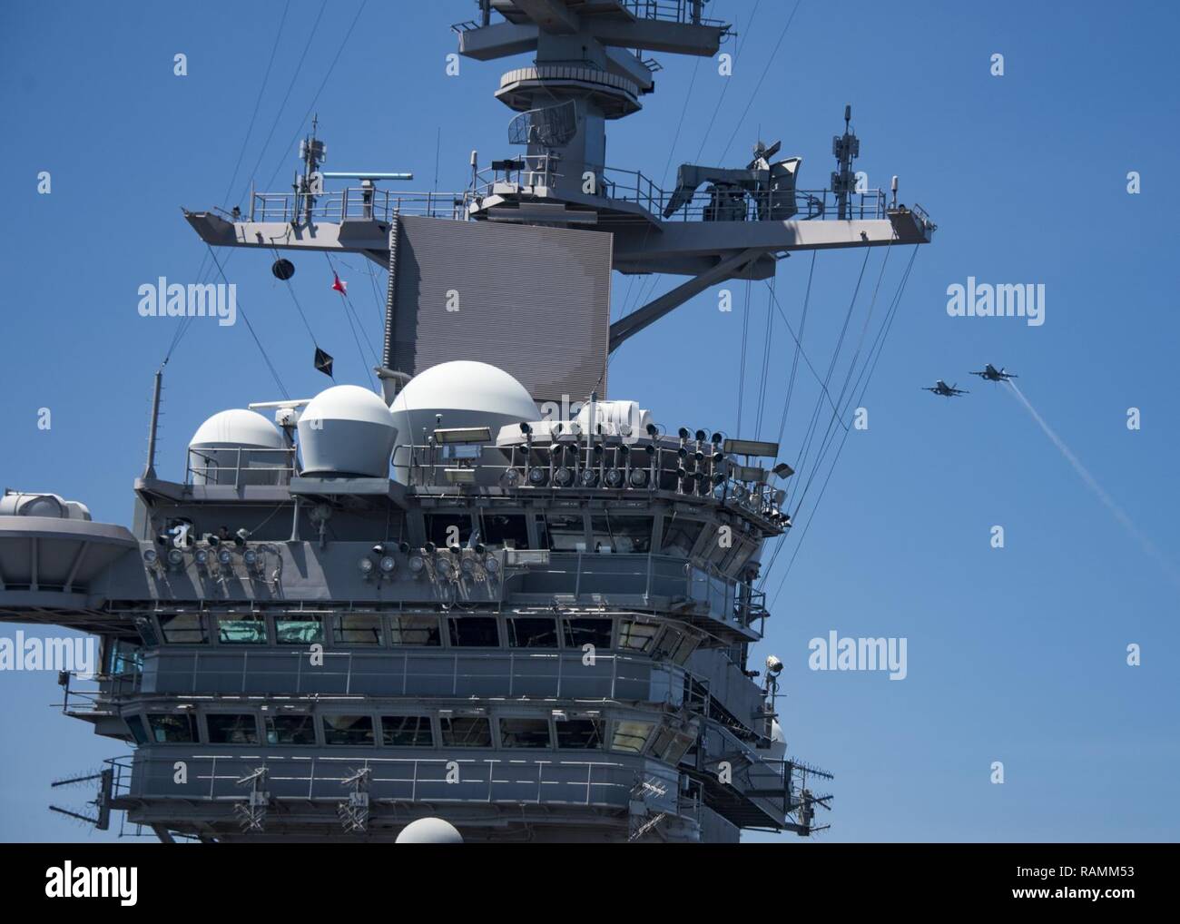 SOUTH CHINA SEA (Feb. 22, 2017) zwei F/A-18E Super Hornet zugeordnet zu den "Falken" von Strike Fighter Squadron (VFA) 137 fliegen Sie über den Flugzeugträger USS Carl Vinson (CVN 70). Das Schiff und seine Carrier strike Group sind auf einem westlichen Pazifik Bereitstellung als Teil der US-Pazifikflotte-Initiative die Befehls- und Steuerfunktionen der USA 3 Flotte zu erweitern. Stockfoto