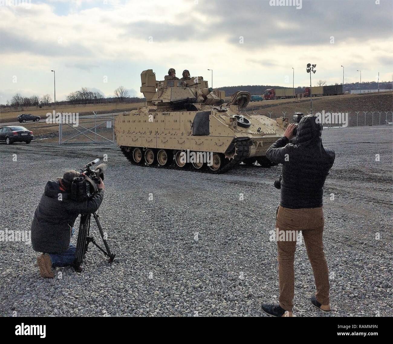 Bulgarische Medien sehen Sie ein Bradley fighting Fahrzeugbesatzung von Firma A, 1st Battalion, 14th Infantry Regiment, 3. gepanzerte Brigade Combat Team, 4 Infanterie Division, Antrieb in den Motor Pool, nachdem das Fahrzeug wurde von einem Zug bei Novo Selo, Bulgarien, Feb.21, 2017 ausgelagert. Die Ankunft in Bulgarien aus Polen zum siebten NATO-Land die 3/4 ABCT läuft ab wie es stellt eine permanente Präsenz in Mittel- und Osteuropa während des Dienstes in einer Abschreckung Rolle bei der Unterstützung der Atlantischen lösen. Stockfoto