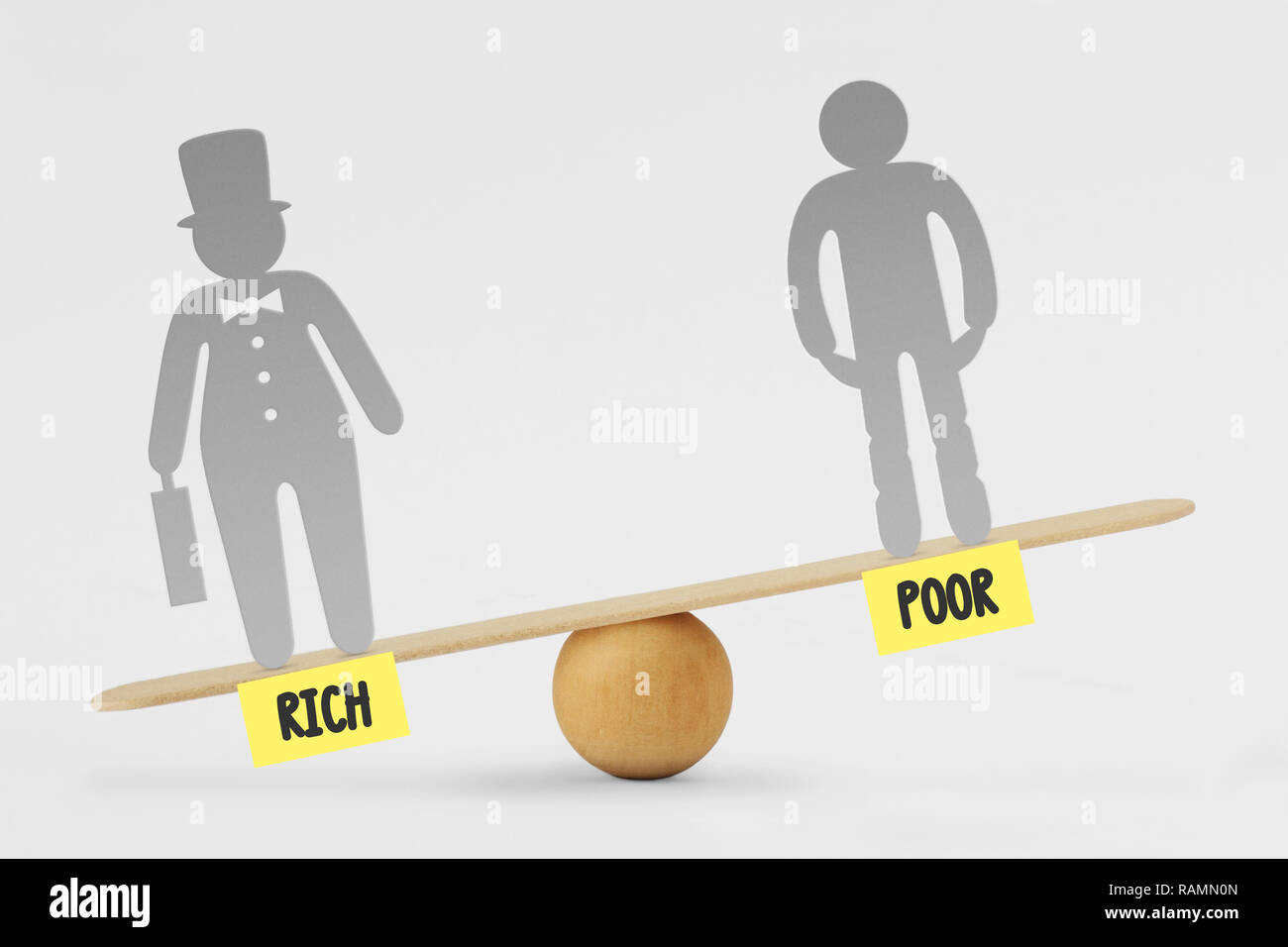 Arme und Reiche Menschen auf Balance Scale-Konzept der sozialen Ungleichheit zwischen reichen und armen Menschen Stockfoto