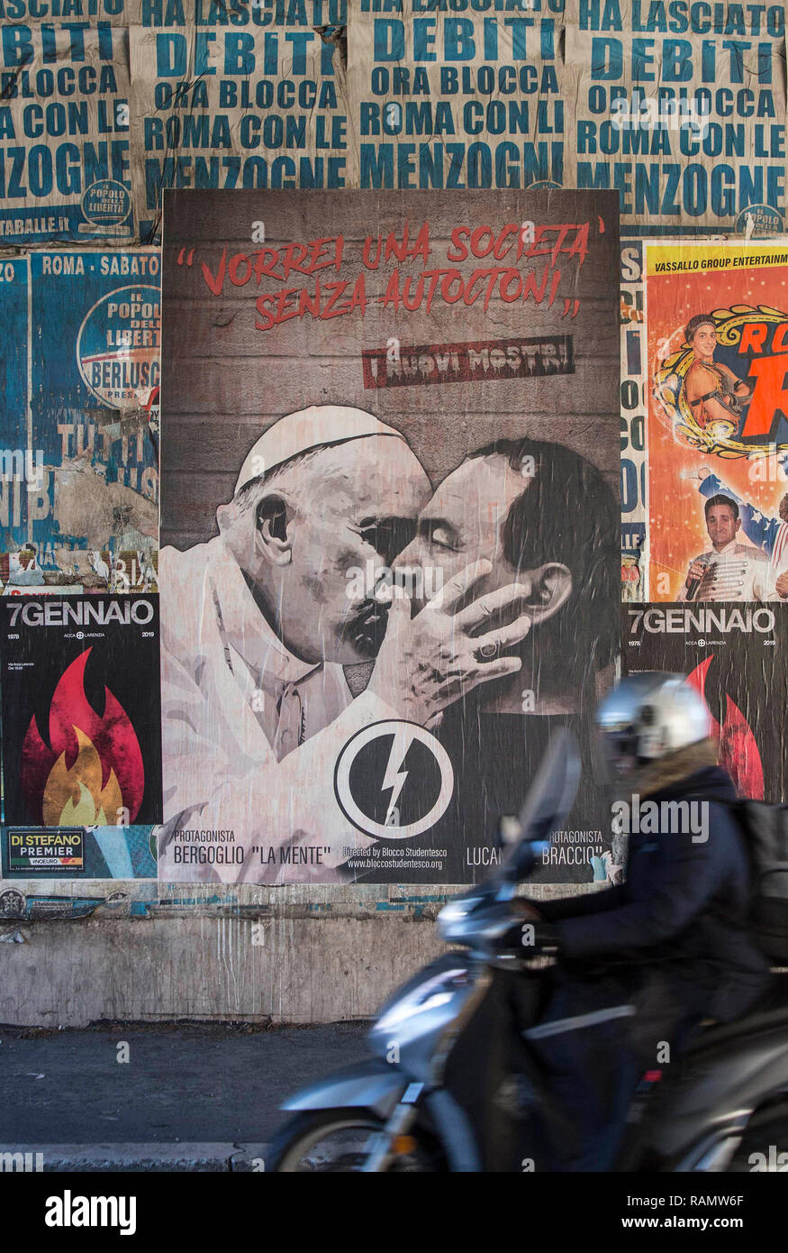 Foto LaPresse - Andrea Panegrossi 04/01/2019 - Roma, Italia. CRONACA Il Manifesto di Blocco Studentesco in cui Papa Francesco bacia sulla Bocca l'ex Sindaco di Riace Mimmo Lucano. Sottopasso di Via Aurelia Antica all'altezza dell'incrocio con Via Leone XIII Foto Andrea Panegrossi LaPresse - 04/01/2019 - Rom, Italien Der Student Block Manifest, in dem Papst Franziskus Küsse, der ehemalige Bürgermeister von Riace Mimmo Lucano Stockfoto