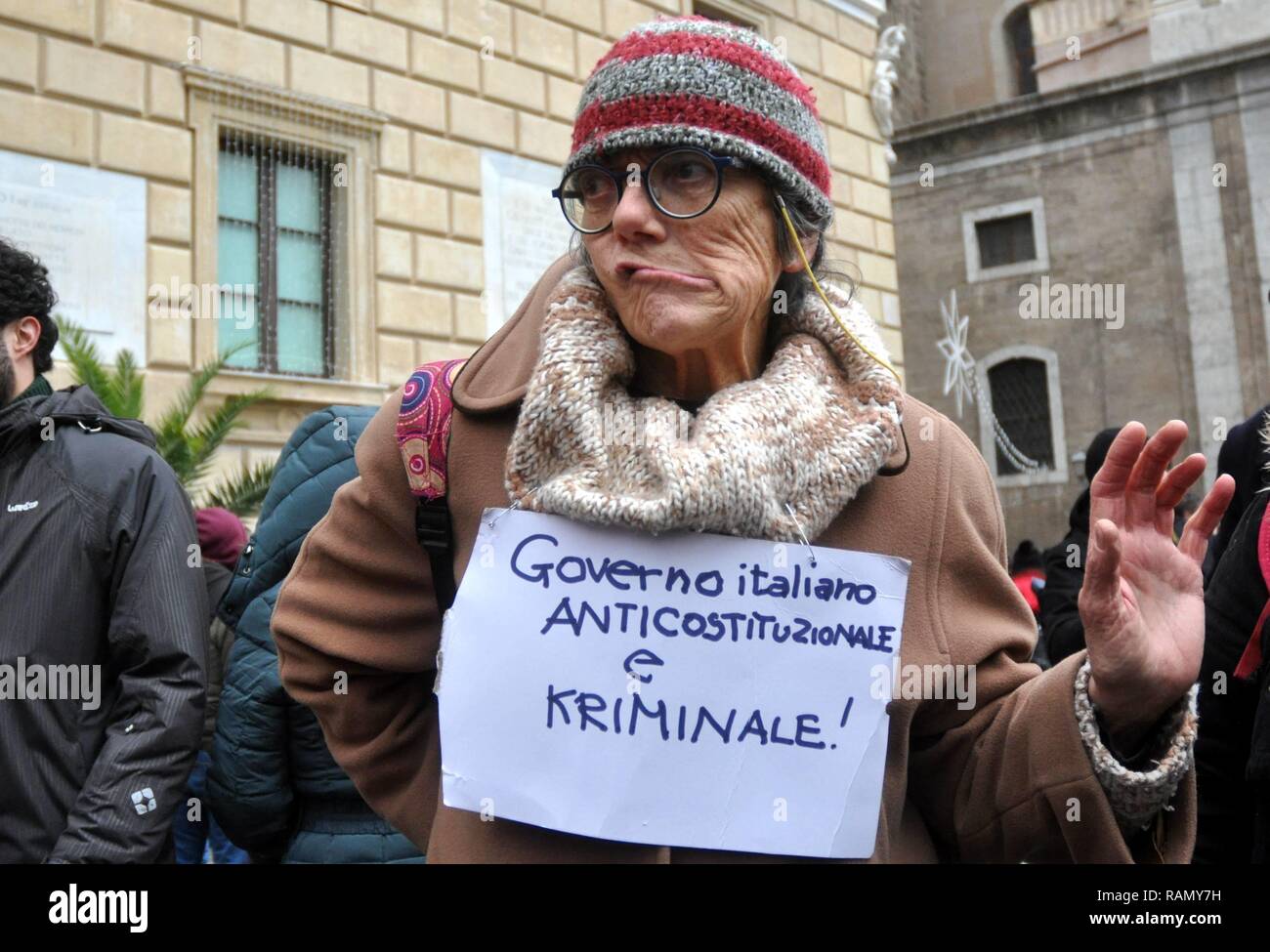 PALERMO. Sit-in der Solidarität an den Bürgermeister Leoluca Orlando gegen die Sicherheit Dekret des Ministers Matteo Salvini. (Alessandro Fucarini, Palermo - 2019-01-04) p.s. La foto e 'utilizzabile nel rispetto del contesto in Cui e' Stata scattata, e senza intento diffamatorio del decoro delle Persone rappresentate Stockfoto