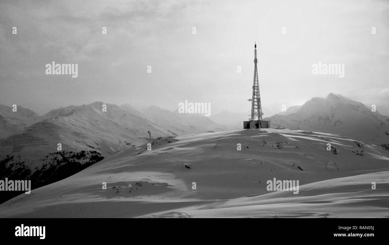 Österreich, Tirol, Österreich. Am 4. Januar, 2019. Ein Turm auf einem schneebedeckten Berg in St. Anton, Österreich. Credit: Sachelle Babbar/ZUMA Draht/Alamy leben Nachrichten Stockfoto