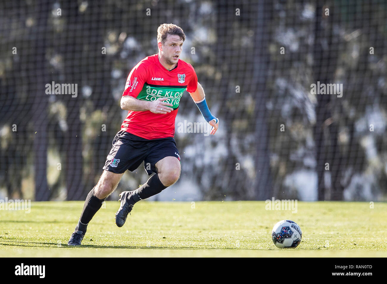 ESTEPONA - 04-01-2019, niederländische Fußball Keuken Kampioen divisie Saison 2018 / 2019. NEC Spieler Joey van den Berg während des Spiels NEC-R.K.V.V. Westlandia. Stockfoto