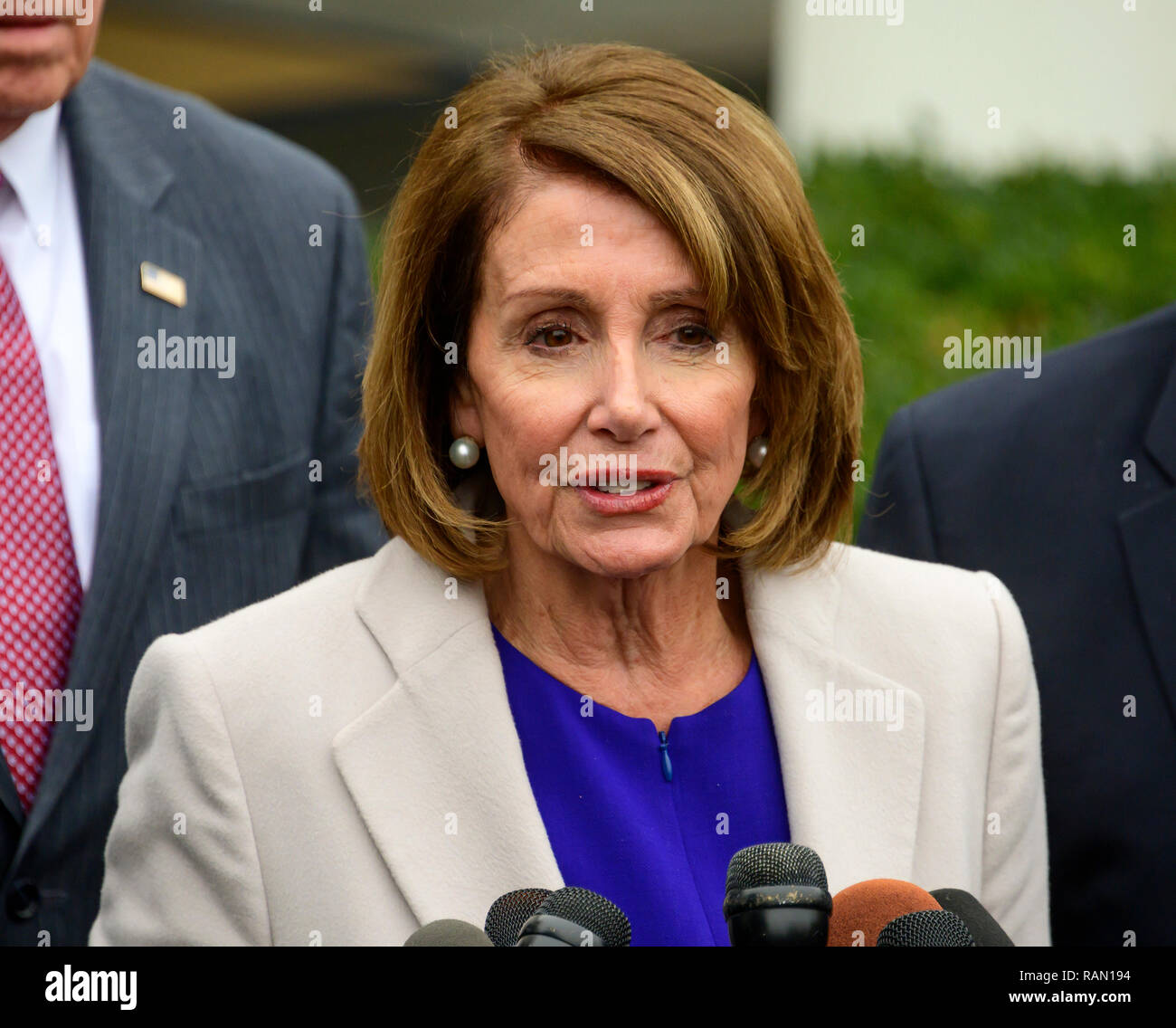 Sprecher der Vereinigten Staaten des Repräsentantenhauses Nancy Pelosi (Demokrat aus Kalifornien) macht Anmerkungen zu der Presse nach einem Treffen mit dem Präsidenten der Vereinigten Staaten Donald J. Trumpf in der Lage Zimmer des Weißen Hauses in Washington, DC in einer Bemühung, die politische Sackgasse auf der Grenzsicherung zu brechen und die Bundesregierung am Freitag erneut öffnen, 4. Januar 2019. Credit: Ron Sachs/CNP/MediaPunch Stockfoto