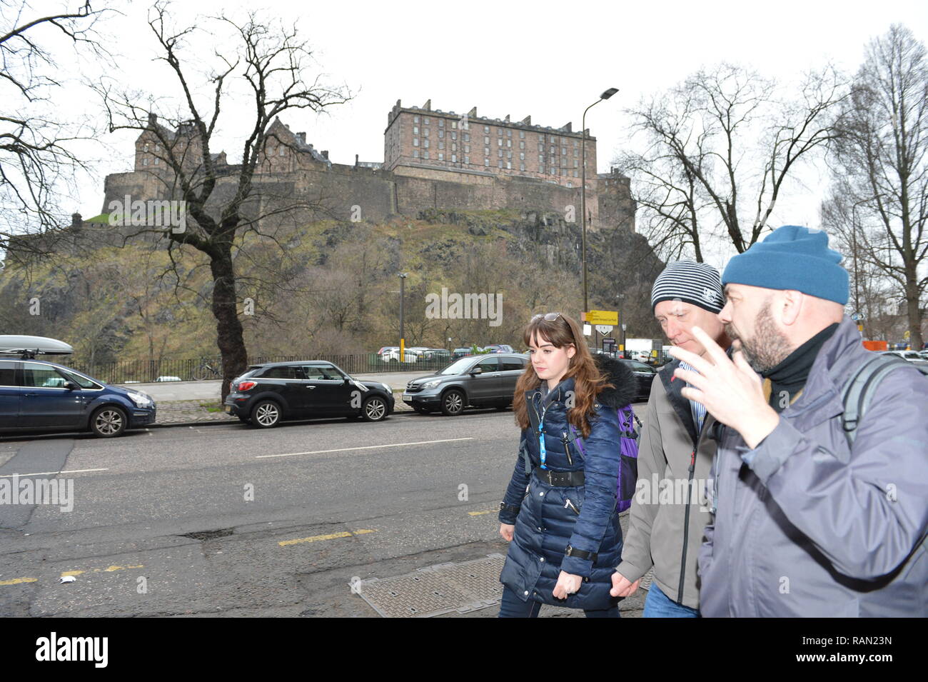 Edinburgh, Schottland, Großbritannien. 4. Januar, 2019. Öffentliche Gesundheit Minister Joe FitzPatrick verbindet die Edinburgh Zugang Praxis Straße Outreach Apotheker auf einen Rundgang um Edinburgh. Der Service bietet wichtige primäre Gesundheitsversorgung für obdachlose Patienten (Links - Rechts: Lauren Gibson - übertreffen Apotheker; Joe FitzPatrick - Public Health Minister; David Miller - Streetwork Stadtrat). Edinburgh, Großbritannien - 4. Januar 2019. Credit: Colin Fisher/Alamy leben Nachrichten Stockfoto