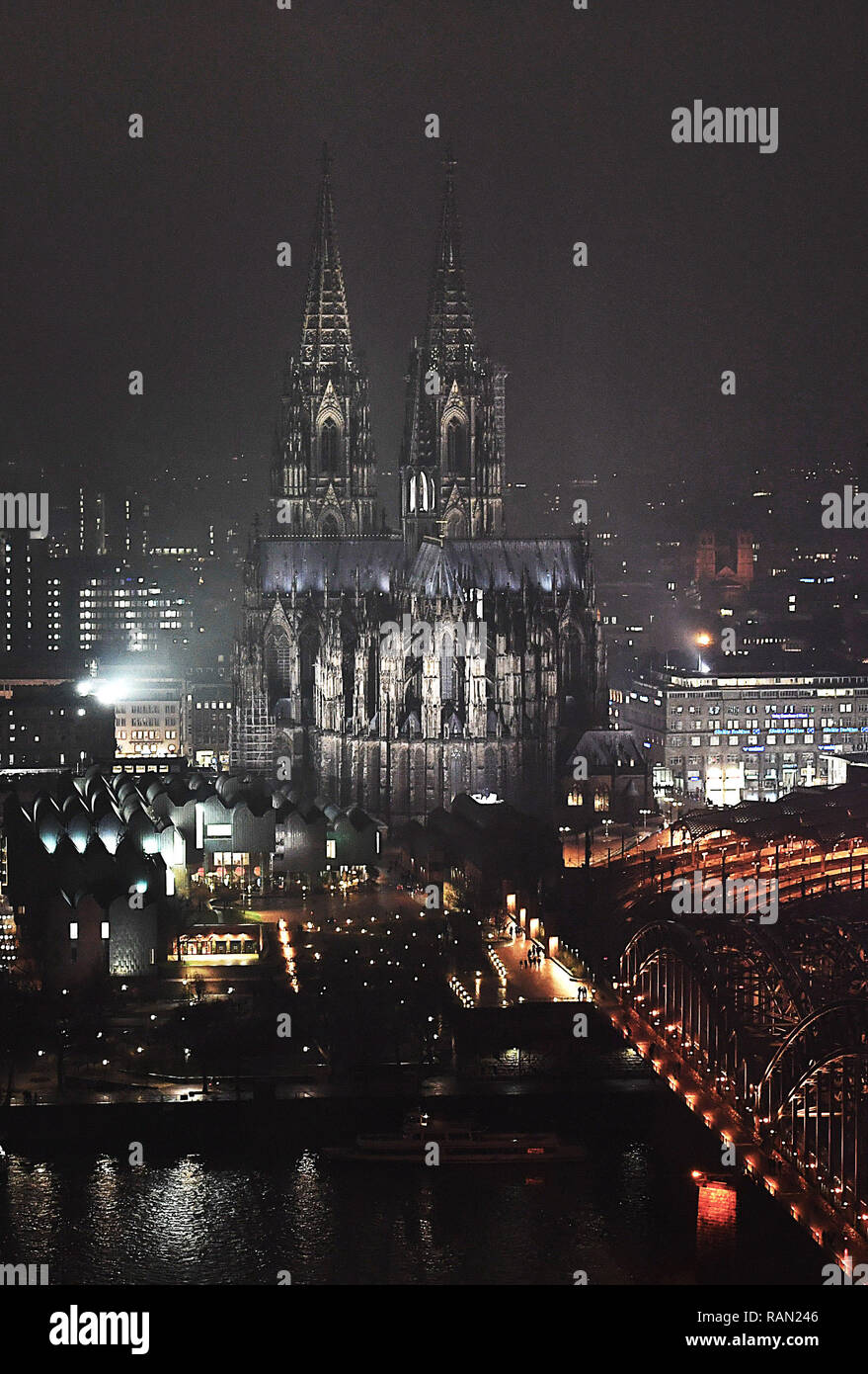 Köln, Deutschland. Am 4. Januar, 2019. Foto auf Jan. 4, 2019 zeigt eine allgemeine Ansicht der Kölner Dom in Köln, Deutschland. Bau der Kölner Dom wurde 1248 begonnen und wurde schließlich im Jahre 1880 abgeschlossen. Die Gesamtfläche der Kathedrale misst fast 8.000 Quadratmetern und wurde von der UNESCO zum Weltkulturerbe im Jahr 1996 erklärt. Credit: Lu Yang/Xinhua/Alamy leben Nachrichten Stockfoto