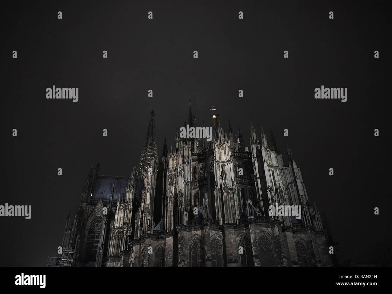 Köln, Deutschland. Am 4. Januar, 2019. Foto auf Jan. 4, 2019 zeigt einen Blick auf den Kölner Dom in Köln, Deutschland. Bau der Kölner Dom wurde 1248 begonnen und wurde schließlich im Jahre 1880 abgeschlossen. Die Gesamtfläche der Kathedrale misst fast 8.000 Quadratmetern und wurde von der UNESCO zum Weltkulturerbe im Jahr 1996 erklärt. Credit: Lu Yang/Xinhua/Alamy leben Nachrichten Stockfoto