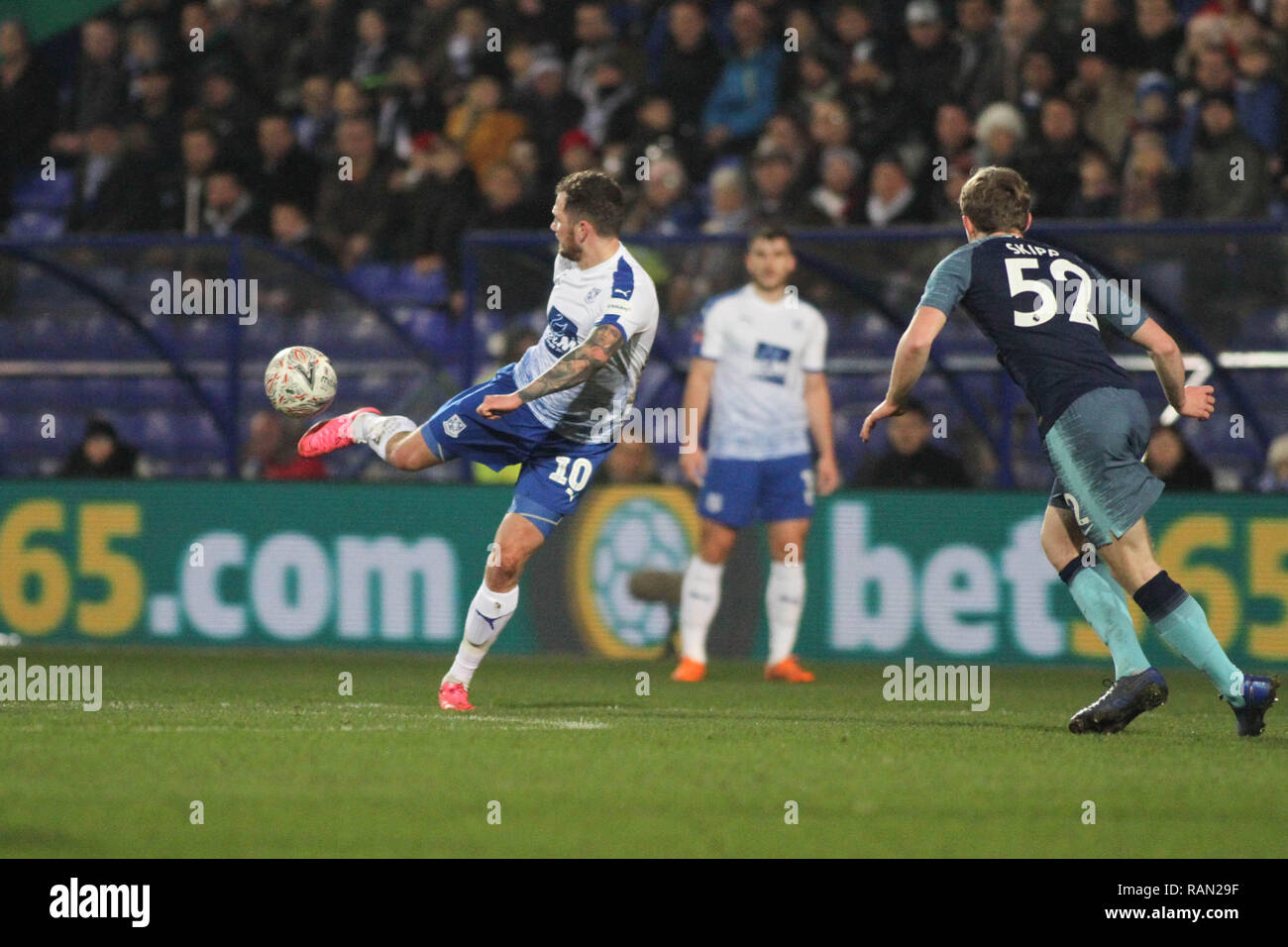 Birkenhead/Großbritannien. 4. Januar, 2019. James Norwood der Tranmere Rovers Flicks, die Kugel in der Luft während der FA Cup in die dritte Runde Übereinstimmung zwischen den Tranmere Rovers und Tottenham Hotspur in Prenton Park am 4. Januar 2019 in Birkenhead, England. Credit: PHC Images/Alamy leben Nachrichten Stockfoto