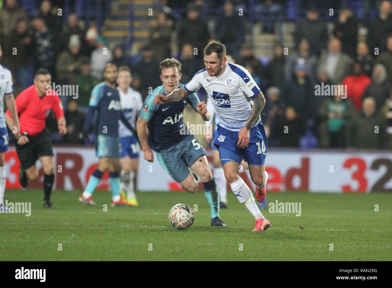 Birkenhead/Großbritannien. 4. Januar, 2019. James Norwood der Tranmere Rovers dribbelt mit dem Ball im FA Cup in die dritte Runde Übereinstimmung zwischen den Tranmere Rovers und Tottenham Hotspur in Prenton Park am 4. Januar 2019 in Birkenhead, England. Credit: PHC Images/Alamy leben Nachrichten Stockfoto
