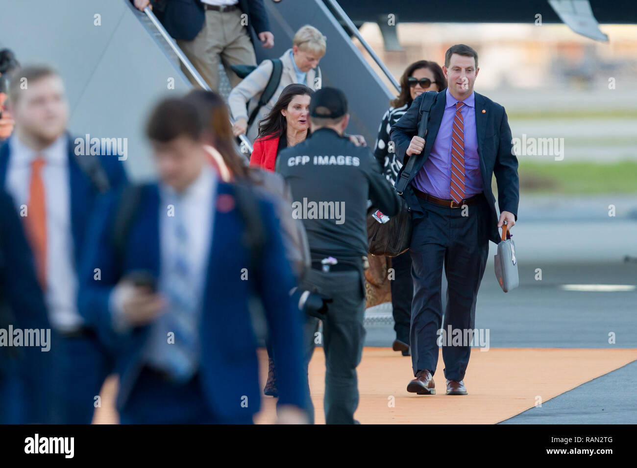 Santa Clara, Kalifornien, USA. Am 4. Januar, 2019. Januar 03, 2019 - San Jose, Kalifornien, USA - Clemson Tiger Head Coach Dabo Swinney und Team am Norman Y. Mineta San Jose International Airport vor dem College Football Endspiel nationale Meisterschaft Spiel zwischen der Clemson Tiger und die Alabama Crimson Tide am Levi's Stadion, Santa Clara, Kalifornien. Quelle: Adam Lacy/ZUMA Draht/Alamy leben Nachrichten Stockfoto